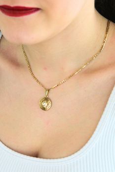 Złota zawieszka ażurowa z cyrkonią  Okrągły wisiorek damski (2).jpg